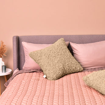 Подушка декоративна IDEIA 55х55 см зі штучного хутра гіпоалергенна карамель