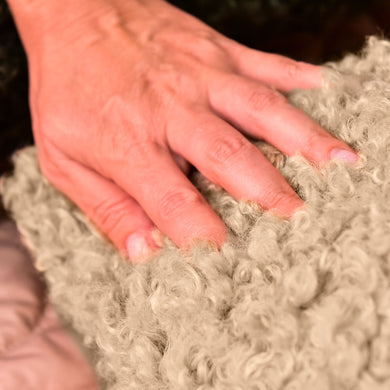 Подушка декоративна IDEIA 55х55 см зі штучного хутра гіпоалергенна карамель