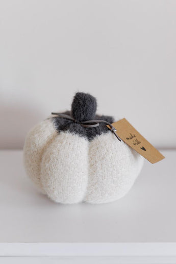 Декоративний виріб Pumpkin молочна з сірим хвостиком ПРОВАНС, D9см 041824