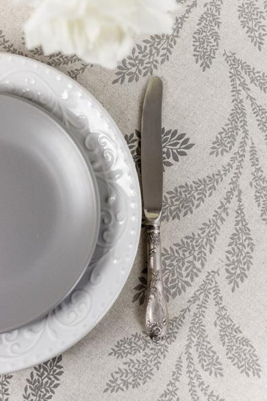 Скатертина водовідштовхувальна кругла Сіре листя ПРОВАНС, D180см 033843