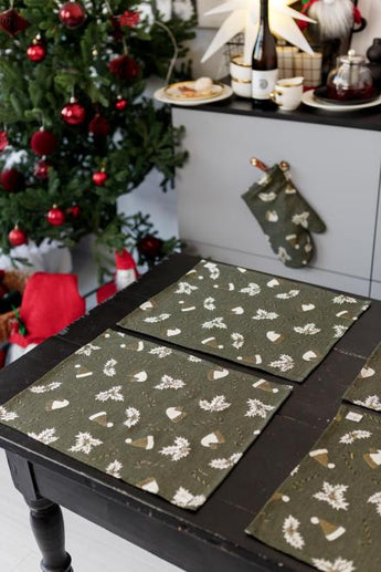 Серветка новорічна Шапочки на зеленому ПРОВАНС, 35х45см 036838