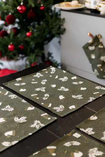 Серветка новорічна Шапочки на зеленому ПРОВАНС, 35х45см 036838