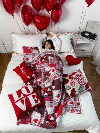 В'язана декоративна подушка Серця LOVE ПРОВАНС, 45х45см 039341